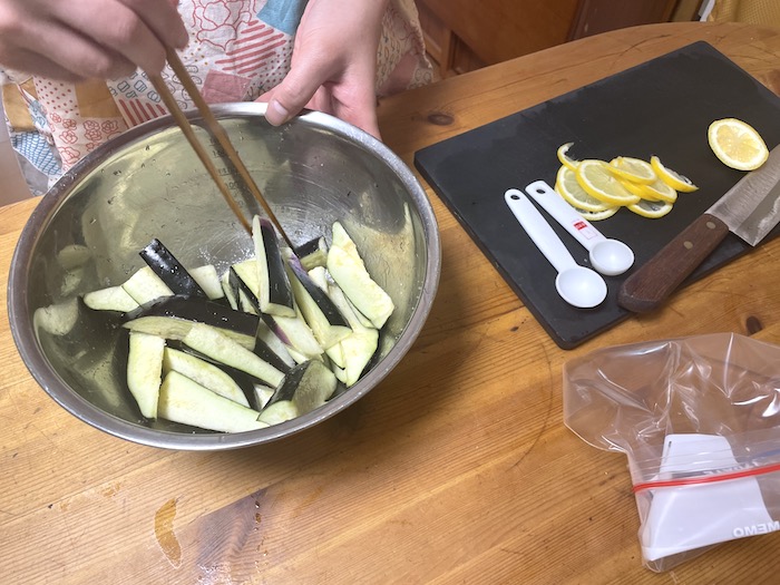 なすの浅漬け、おばんざい教室、米粉パン教室、個人、野菜料理教室、天王寺、阿倍野区、美章園、大阪市、osakafoodstyle、大畑ちつる、健彩青果、和食、レシピ、なにわ料理、糖尿病食、管理栄養士、大阪産