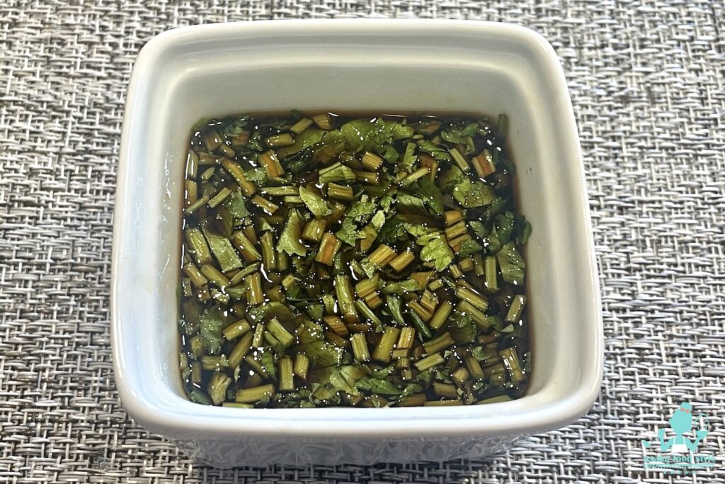 冷やし蕎麦にぶっかけ！パクチーたっぷり「万能薬味ダレ」のサムネイル