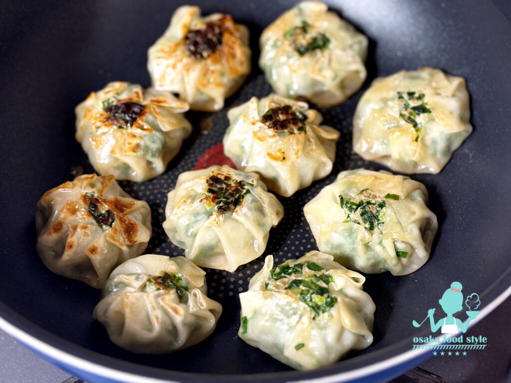 ニラを食べる「ニラ饅頭」のサムネイル